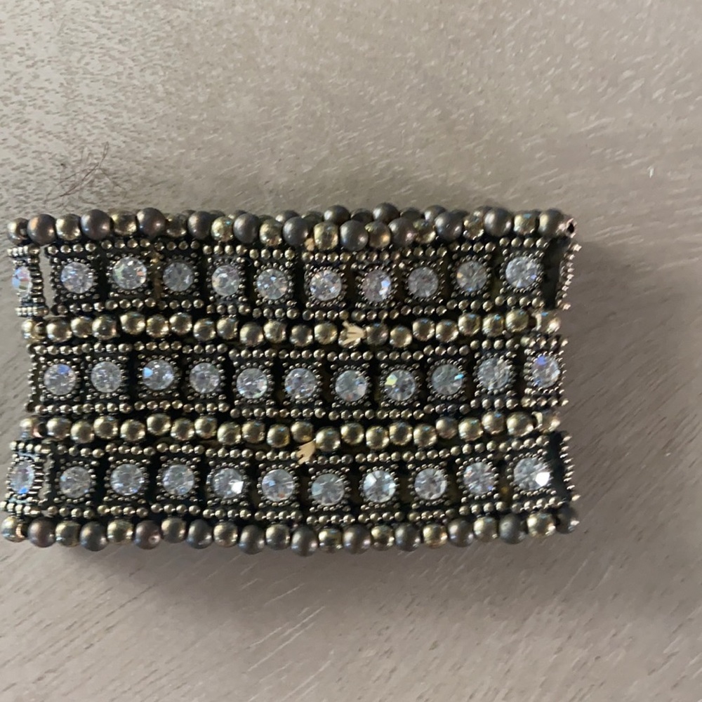 Elastic beaded bracelet